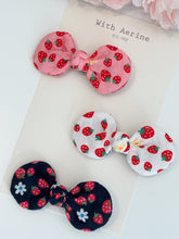 Load image into Gallery viewer, Strawberry print Peanut clip / Single Item
