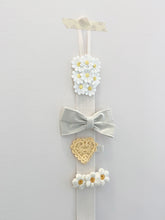 Load image into Gallery viewer, Daisy hairpin holder