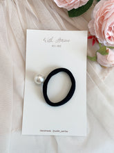Load image into Gallery viewer, Point Pearl Hair Tie