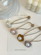 Load image into Gallery viewer, Pearl Fleur Hair Tie / Single Item